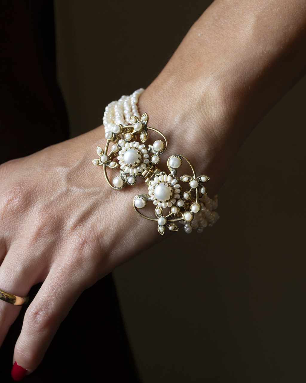 Bracciale Multifilo Antica Eleganza con Dieci Giri di Perle di Fiume - Collezione Nostalgia