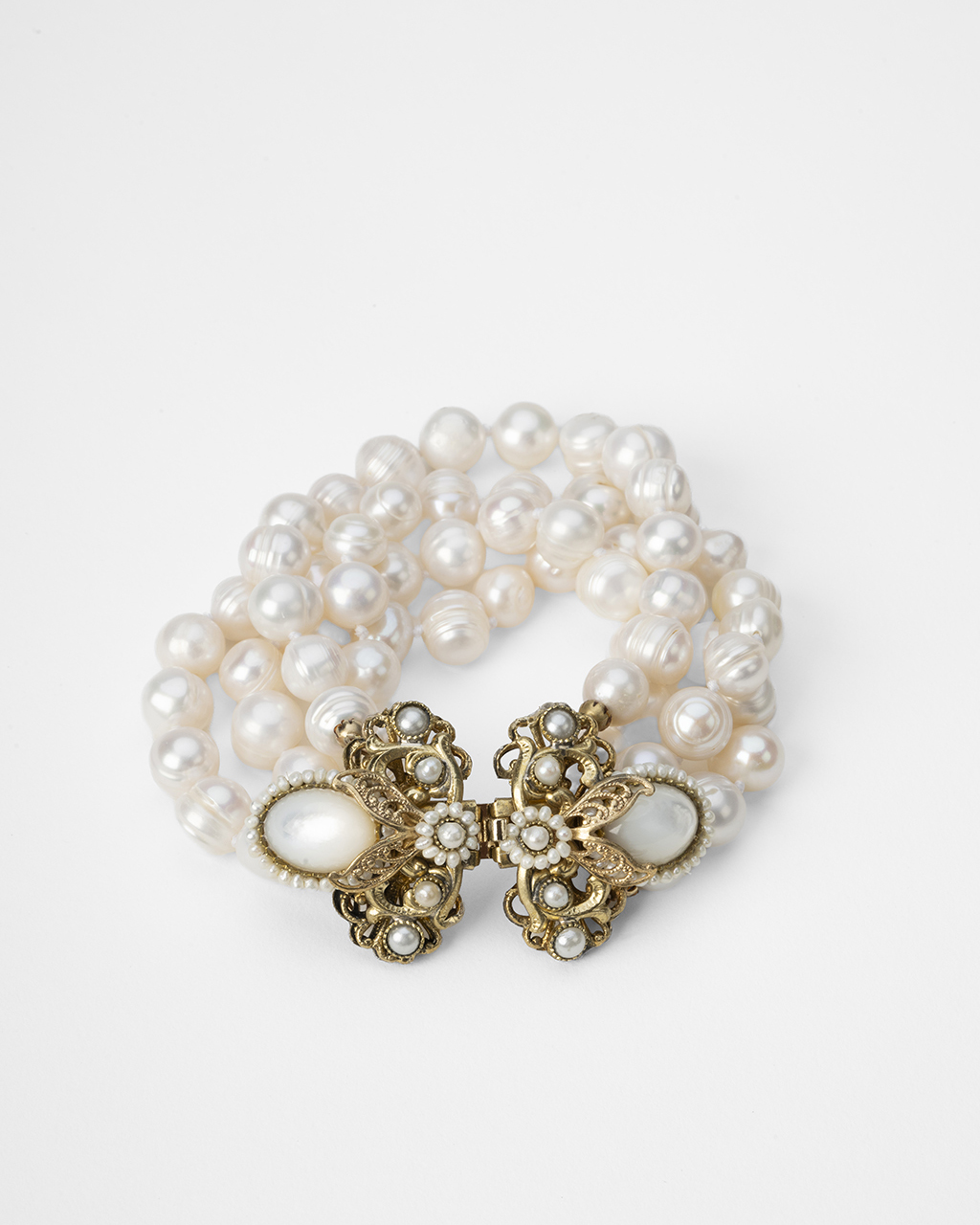 Bracciale Borbonico Multifilo con Perle di Fiume Perle Scaramazze e Chiusura Scultorea in Madreperla e Filigrana