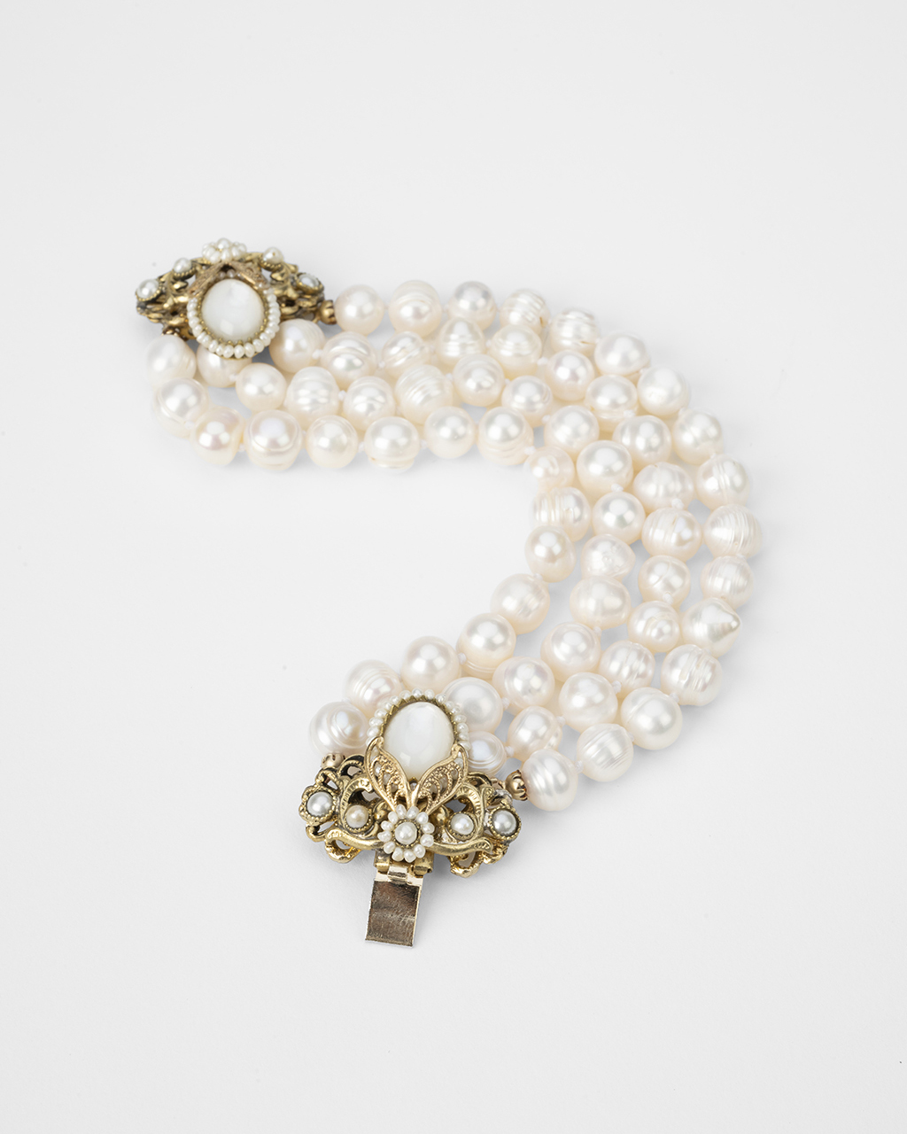 Bracciale steso tre fili perle di fiume e perle scaramazze barocche con innesto aperto