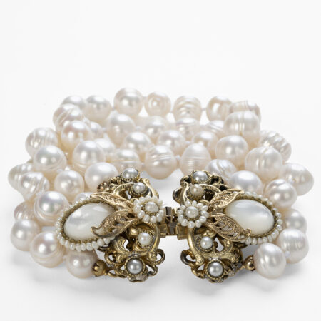 Bracciale borbonico multifilo in perle scaramazze con chiusura in filigrana dorata e madreperla