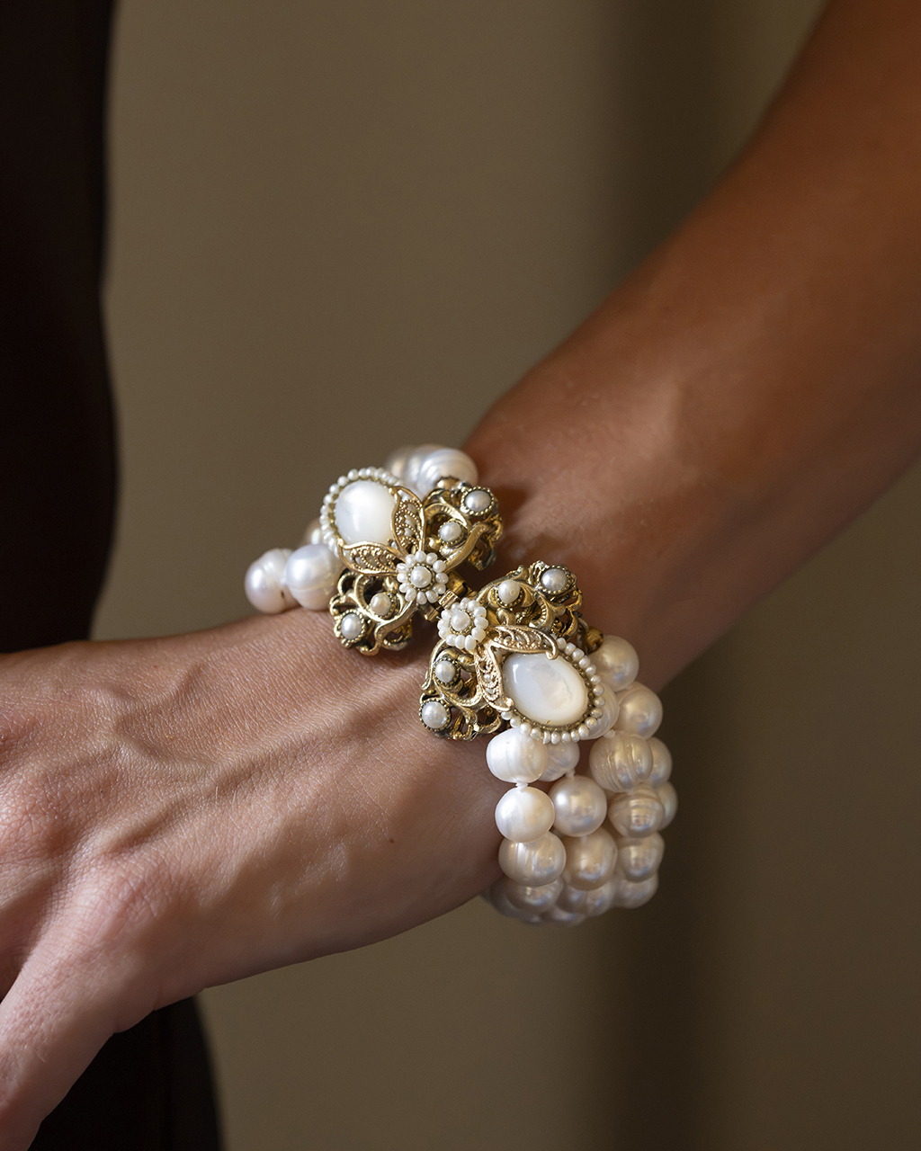 Particolare del bracciale stile borbonico con tre fili di perle d acqua dolce al polso