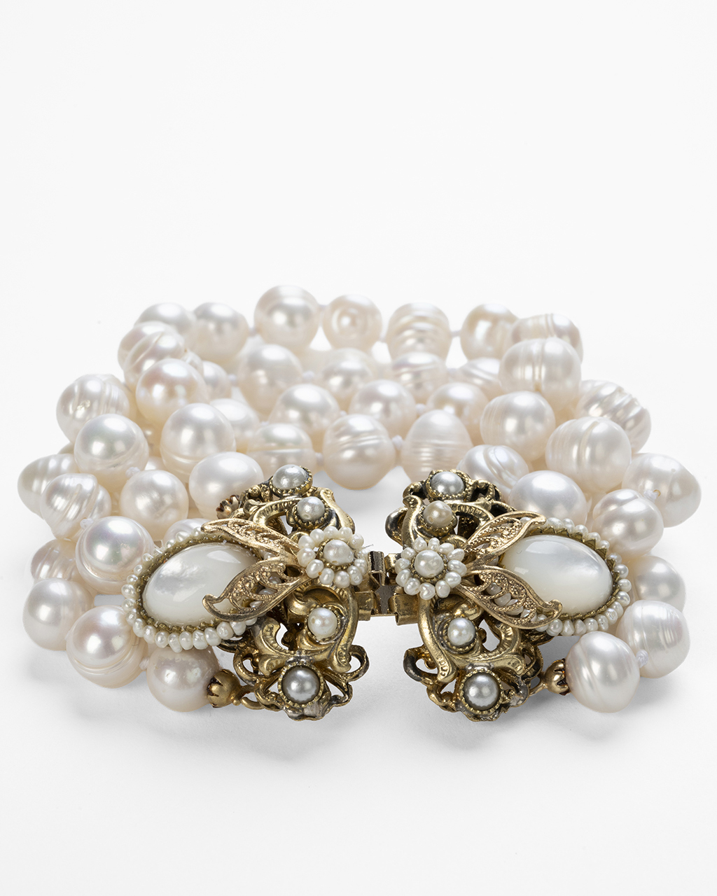 Bracciale borbonico multifilo in perle scaramazze con chiusura in filigrana dorata e madreperla