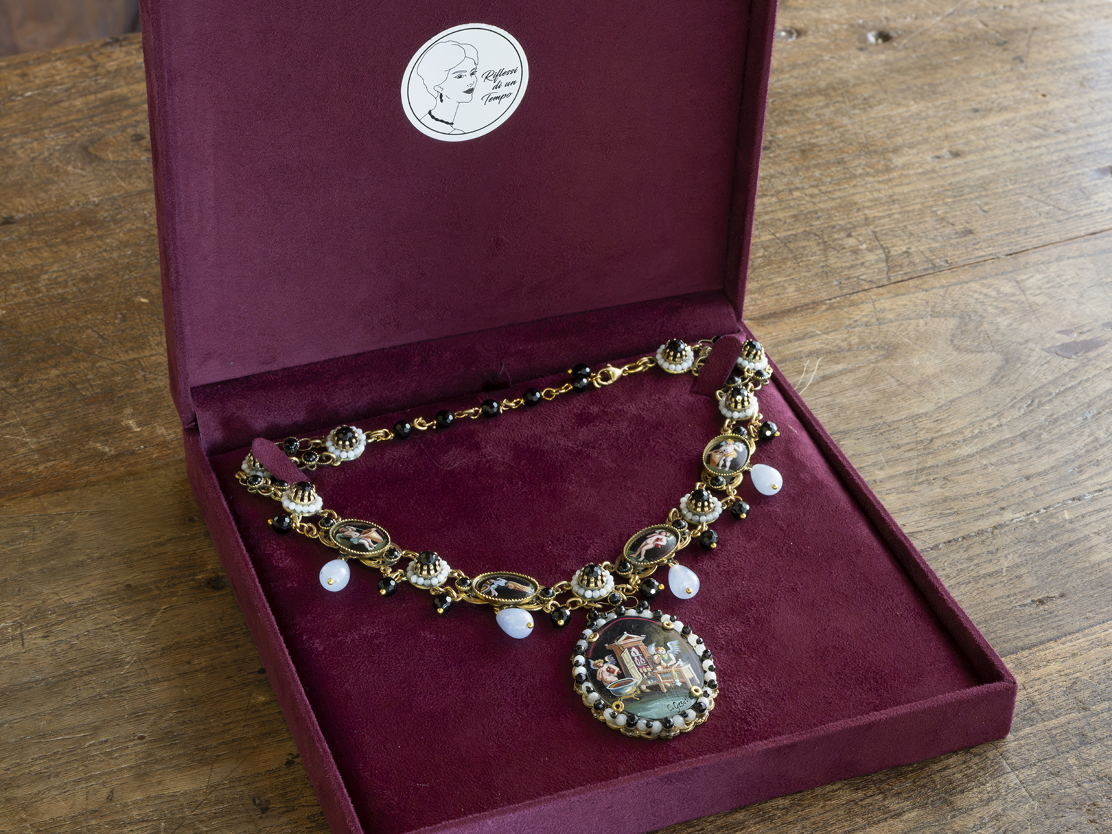 Collana Borbonica Pompei con Cinque Miniature Dipinte a Mano Onice Nera e Agata Celeste