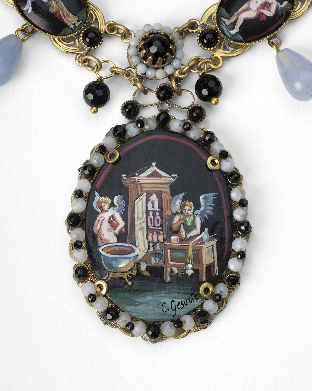Dettaglio miniatura dipinta a mano su fondo nero con amorini e architettura pompeiana su filigrana d'ottone