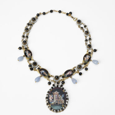 Collana borbonica a festone con cinque miniature dipinte a mano amorini pompeiani e agata celeste Riflessi di un tempo