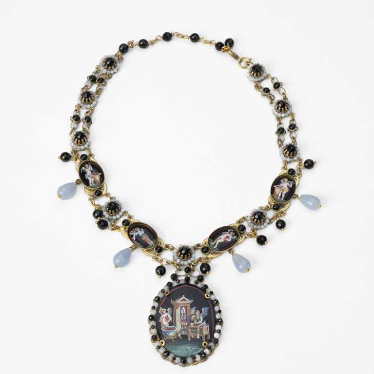 Collana borbonica a festone con cinque miniature dipinte a mano amorini pompeiani e agata celeste Riflessi di un tempo