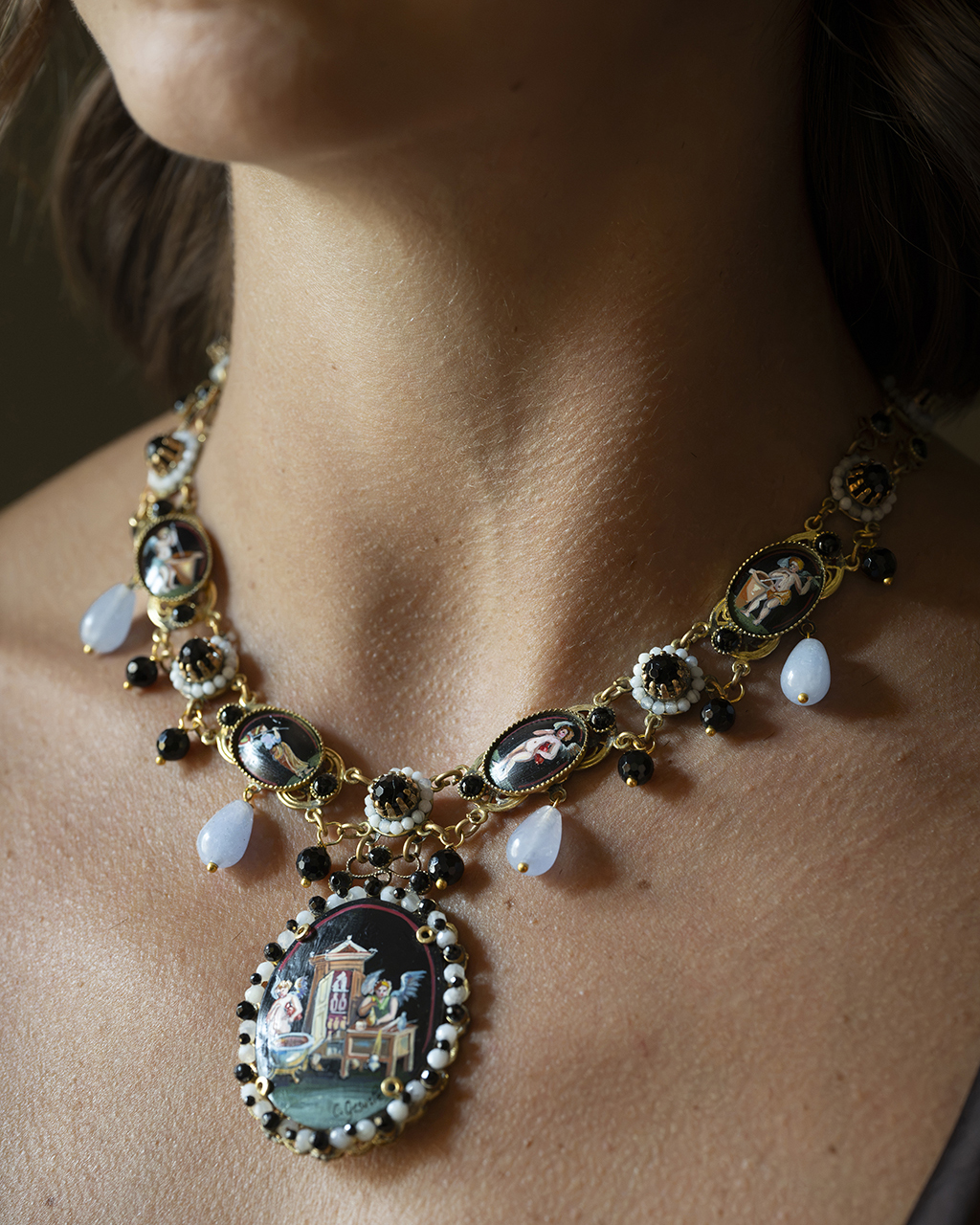 Collana neoclassica di lusso con miniature borboniche indossata su decolleté