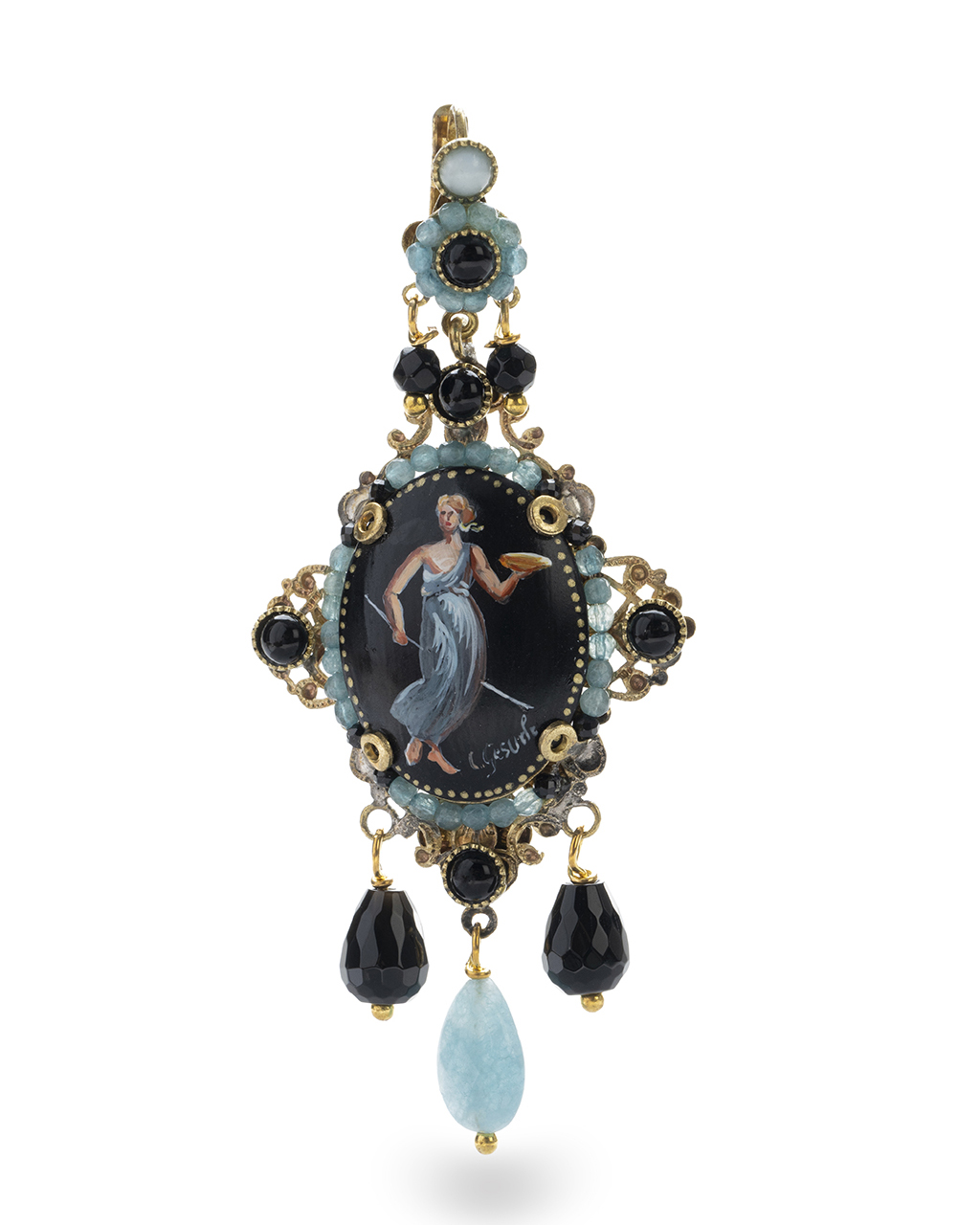 Dettaglio miniatura firmata Carmela Gesuele baccante e incastonatura pietre dure onice e agata